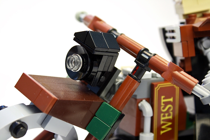 LEGO MOC - Steampunk Machine - Пароцикл Томаса Уатта (миниленд): Лобовой фонарь с дуговой лампой взят от паровоза.<br />
<br />
